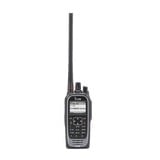 Radio digital NXDN con pantalla a color en la banda de UHF, rango de frecuencia 380-470MHz, 1024 canales, teclado DTMF, sumergible IP67, encriptación DES, GPS, bluethooth, grabador de voz. Batería, cargador, antena y clip incluidos.