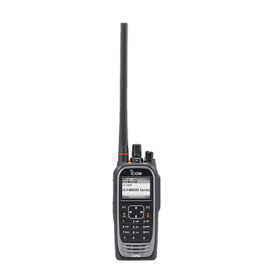 Radio digital NXDN con pantalla a color en la banda de UHF, rango de frecuencia 450-512MHz, 1024 canales, teclado DTMF, sumergible IP67, encriptación DES, GPS, bluethooth, grabador de voz. Batería, cargador, antena y clip incluidos.