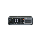 Radio móvil digital con pantalla numérica, en rango de 136-174MHz, de 99 canales seleccionables, GPS, y bluethooth . Incluye micrófono, cable de corriente y bracket.