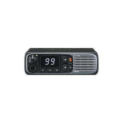 Radio móvil digital con pantalla numérica, en rango de 136-174MHz, de 99 canales seleccionables, GPS, y bluethooth . Incluye micrófono, cable de corriente y bracket.