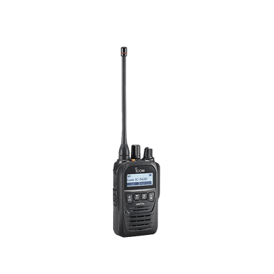 Radio digital NXDN con pantalla, en banda de UHF, rango de frecuencia 450-512MHz, con 512 canales, sumergible IP67, bluethooth, grabador de voz. Batería, cargador, antena y clip incluidos.
