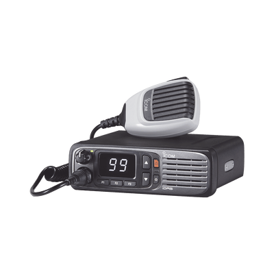 Radio móvil digital con pantalla numérica, en rango de 380-470MHz, de 99 canales seleccionables, GPS, y bluethooth. Incluye micrófono, cable de corriente y bracket.
