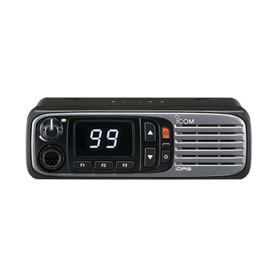 Radio móvil digital con pantalla numérica, en rango de 440-512MHz, de 99 canales seleccionables, GPS, y bluethooth. Incluye micrófono, cable de corriente y bracket.