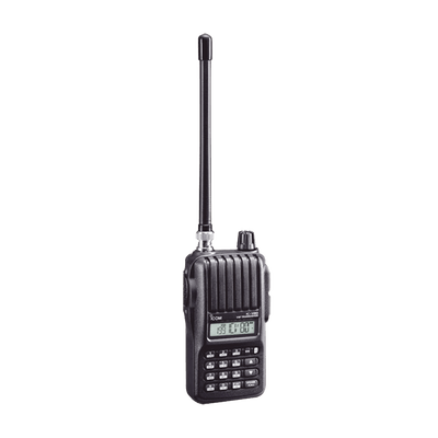 Radio portátil VHF para aficionados, 5W, 207 canales, 700mW de audio. Tx: 144-148 MHz, Rx: 136-174MHz. Batería BP-264 (1400 mAh, Ni-MH). Incluye batería, antena, cargador y clip.