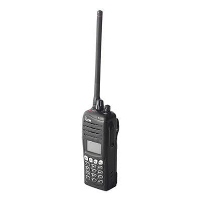 Radio digital NXDN en la banda de VHF, rango de frecuencia 136-174MHz, con teclado DTMF, analógico, digital y mezclado, opera en sistemas convencional, trunking y multitrunk, 5 W, 512 canales, no incluye cargador