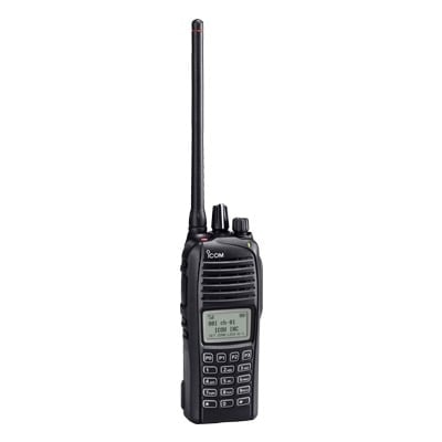 Radio digital NXDN en la banda de VHF, rango de frecuencia 136-174MHz, sumergible IP67, GPS interconstruido, opera en sistemas trunking tipo C.Batería, cargador, antena y clip incluidos.
