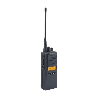 Radio portátil KENWOOD 900MHz 2.5W 32 canales. Requiere antena, batería y cargador.