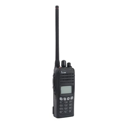 Radio digital NXDN, en la banda de VHF, rango de frecuencia 136-174MHz, 5W de potencia, 512 canales, con teclado DTMF, analógico, digital y mezclado, opera en sistemas convencional, trunking y multitrunk