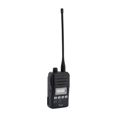 Radio portátil profesional de 4 Watts, rango de frecuencia de 400-470 MHz, 128 canales, inc:Amplificador BTL y señalización MDC1200. Grabador de voz y vibrador, Señalización MDC1200. Antena, batería, cargador.